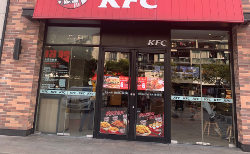 肯德基门“圈粉”的原因是什么?
